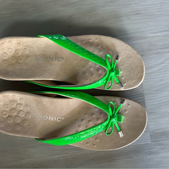 Vionic Women's Neon Green Sandals - Picture 1 of 2